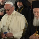 البابا فرنسيس يفاجئ العالم بتقبيل يد البطريرك الأرثوذكسي
