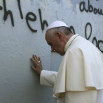 البابا يتوقف امام الجدار الاسرائيلي الفاصل في الضفة الغربية