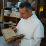 كهنة يعملون لإنقاذ المخطوطات التراثية المسيحية