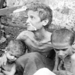 أم هزيلة تحضن ولديها خلال المجاعة التي ضربت لبنان بين عامي 1914 و1918. (أرشيف)