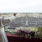 البابا فرنسيس يحيي الجموع المحتشدة في ساحة بازيليك القديس بطرس بالفاتيكان
