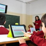 تلامذة في احدى مدارس مجموعة Eduvation يستخدم الـ Tablet خلال الدرس