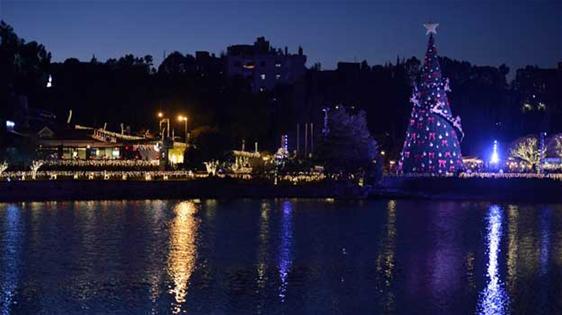 لوس أنجلوس تايمز تختار شجرة الميلاد على ضفاف بحيرة بنشعي الزينة السادسة عالميا