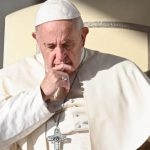 البابا يصلي من أجل ضحايا الاعتداء الإرهابي الأخير ضد الأقباط في مصر