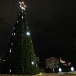 بلدية بقسطا رفعت شجرة ميلادية عملاقة وزينت الشوارع