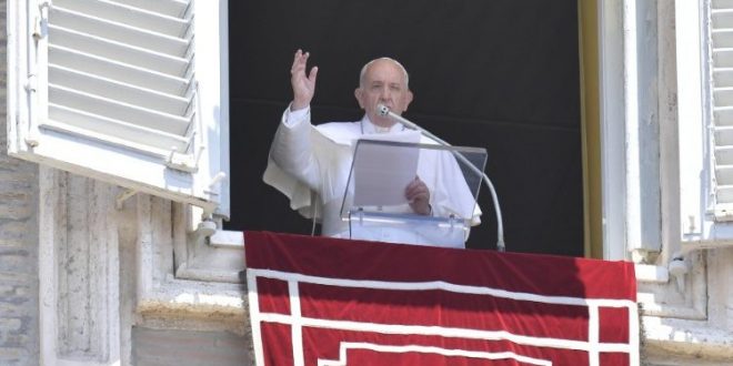 البابا يتلو التبشير الملائكي ويعرب عن تضامنه مع اللاجئين والمهاجرين