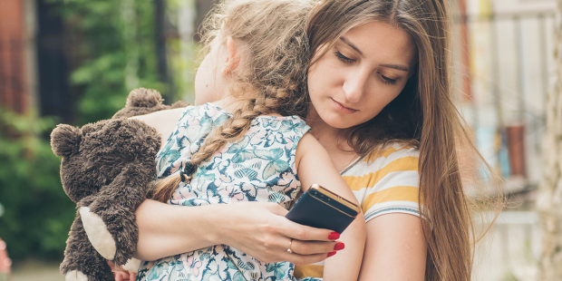 ٤ نصائح لضمان عدم تأثير الهواتف على علاقتكم بأولادكم