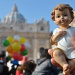 البابا فرنسيس يحيي الأطفال والفتية الذين حملوا تمثال الطفل يسوع ليباركه ويتحدث عن المؤتمر الإفخارستي الدولي القادم