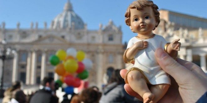 البابا فرنسيس يحيي الأطفال والفتية الذين حملوا تمثال الطفل يسوع ليباركه ويتحدث عن المؤتمر الإفخارستي الدولي القادم