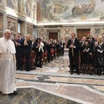 البابا فرنسيس يستقبل الفنانين المشاركين في الحفل الموسيقي لمناسبة عيد الميلاد في الفاتيكان