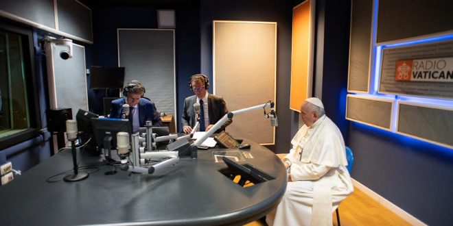 البابا يدعو وسائل الإعلام الفاتيكانية إلى الحريّة والإبداع