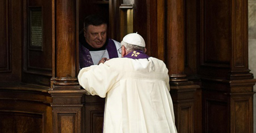 البابا فرنسيس أوّل من يعترف في إطار “24 ساعة للربّ”!