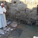 البابا فرنسيس يصلي أمام موقع المغطس