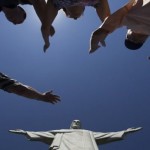 صلاة عند تمثال المسيح الفادي على قمة جبل كوركوفادو في ريو دي جينيرو – البرازيل