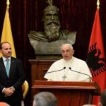 البابا فرنسيس يتحدث في تيرانا وبدا الى جانبه الرئيس الالباني بوجار نيشاني أمس. (أ ب)