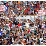 البابا فرنسيس في سيارته باباموبيلي وسط الحشد في ساحة الثورة بهافانا. (أ ف ب)
