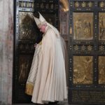 البابا فرنسيس يختتم يوبيل الرحمة ويغلق الباب المقدّس في بازيليك القديس بطرس