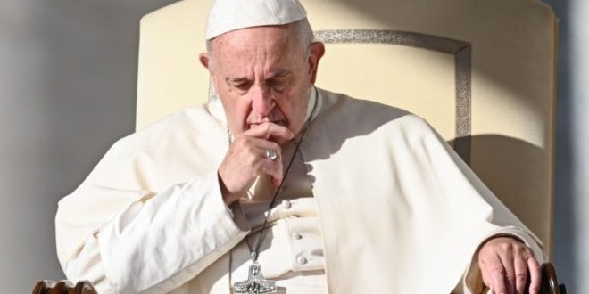 البابا يصلي من أجل ضحايا الاعتداء الإرهابي الأخير ضد الأقباط في مصر