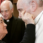 البابا فرنسيس: عندما تكبر لا تنسى أمك وجدّتك